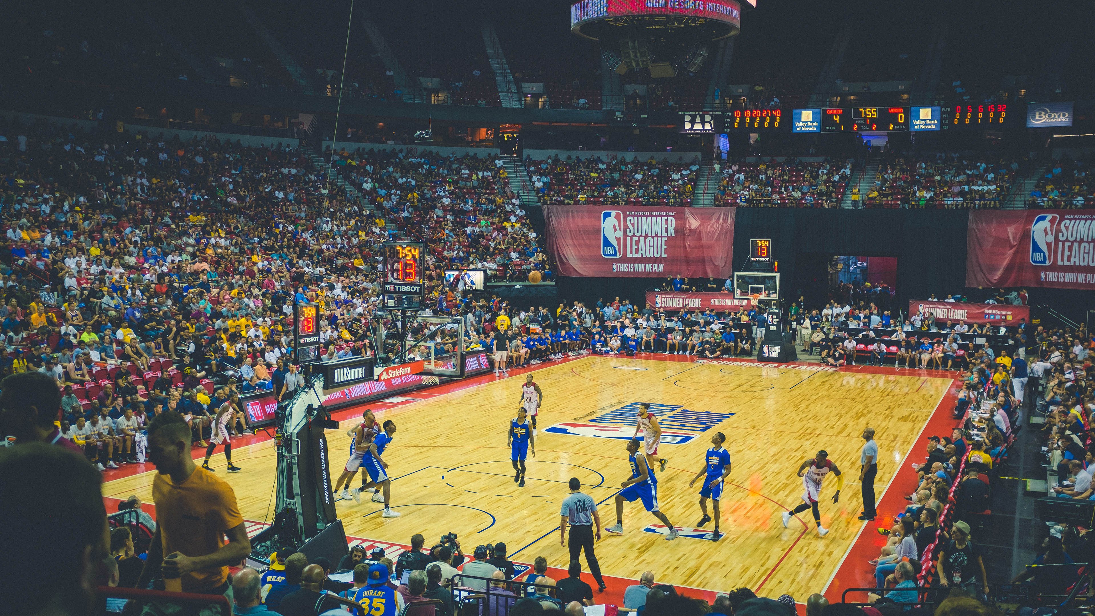 爱游戏公司-足球赛场风波不断，NBA低调备战